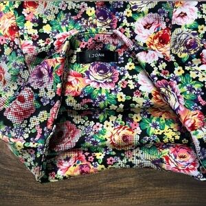 I.JOAH High-Waisted Floral Pull-On Shorts Black Pink Multi Women’s Size Medium.
